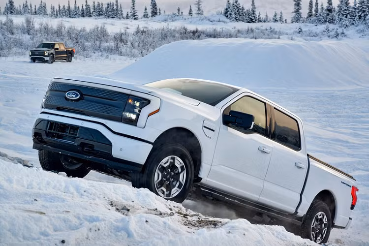 Ford F-150 Lightning 2022 mới là mẫu bán tải thuần điện đầu tiên của hãng xe nước Mỹ, có giá bán khởi điểm từ 39.974 USD (khoảng 919 triệu đồng) và khi áp dụng khoản ưu đãi thuế liên bang trị giá 7.500 USD (khoảng 172 triệu đồng) thì khách hàng chỉ cần trả 32.474 USD (khoảng 747 triệu đồng) cho phiên bản tiêu chuẩn.