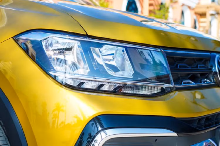 Thừa hưởng nhiều đường nét SUV từ “đàn anh” Tiguan Allspace và Teramont, Volkswagen T-Cross 2022 tại Việt Nam sở hữu thiết kế cứng cáp với lưới tản nhiệt có các họa tiết 3D, đèn chiếu sáng dạng LED vuông vắn, tích hợp đèn định vị cũng sử dụng công nghệ LED. 