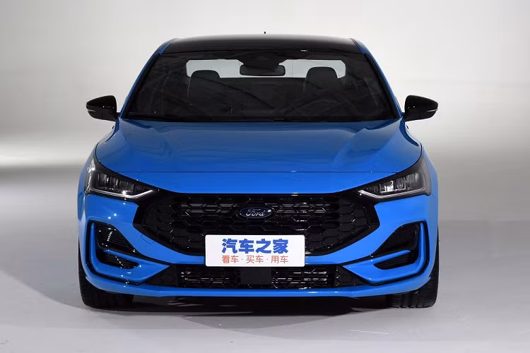 Ở phiên bản mới, Ford Focus thế hệ mới tiếp tục có 2 kiểu dáng sedan và hatchback. Dù ở kiểu dáng nào, xe cũng được cải tiến nhẹ trong thiết kế ngoại thất, trang bị nội thất và cả động cơ nhằm tăng sức cạnh tranh, lấy lại hào quang đã mất.