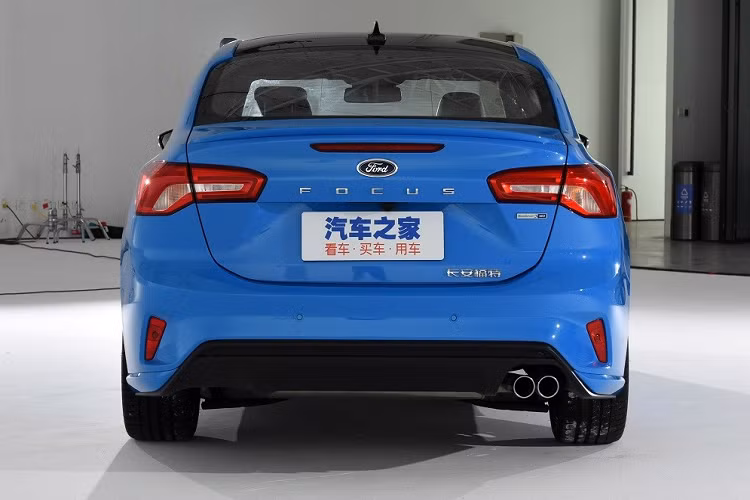 Hiện giá xe Ford Focus 2022 mới vẫn chưa được công bố. Tuy nhiên, với những thay đổi kể trên, đặc biệt là động cơ, Ford Focus 2022 hứa hẹn sẽ thêm hấp dẫn trong mắt khách hàng Trung Quốc. Trước đây, xe bị "ghẻ lạnh" vì sử dụng động cơ xăng 3 xi-lanh vốn không được ưa chuộng tại quốc gia tỷ dân này.