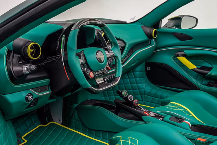 Nội thất chiếc Ferrari F8 Spider này được Mansory làm lại hoàn toàn với bề mặt bọc da màu xanh lá cây như ngoại thất, gồm ghế, táp-lô, táp-pi cửa và vô-lăng.