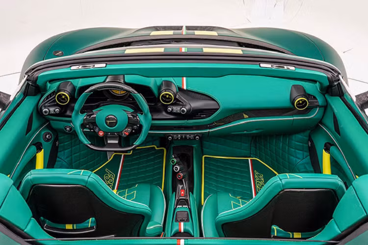 Mansory còn thay đổi phần mềm quản lý động cơ xăng V8, dung tích 3.9L tăng áp kép của xe để tăng công suất lên 880 mã lực và mô-men xoắn cực đại 980Nm