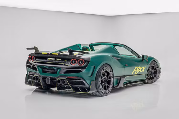Phần đầu xe Ferrari F8 Spyder mui trần làm mới với ốp cản trước chia hai hốc hút gió lớn thành các hốc gió nhỏ hơn, nối liền với líp cản trước bằng cánh chia gió. Hai bên hông của cản trước tích hợp vây cá nhỏ.