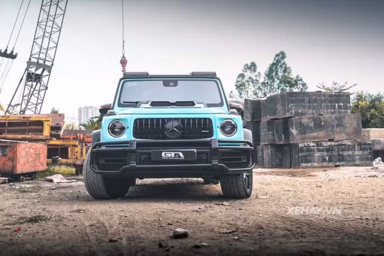 Ngoài bộ cánh mới, ngoại thất của chiếc xe này còn gây ấn tượng nhờ các chi tiết trang trí từ sợi carbon từ hãng độ Brabus lừng danh, bao gồm nắp capo, ốp gương chiếu hậu, tay nắm cửa, ốp cặp đèn trợ sáng trên nóc xe...