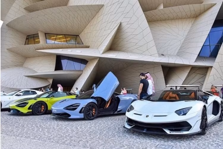 Anh là một trong những thành viên của Elite Supercars Club - hội chơi siêu xe tập hợp những thành viên tới từ Qatar. Mỗi lần tụ họp của nhóm Elite Supercars Club là sự xuất hiện của hàng loạt những siêu xe đắt đỏ. 