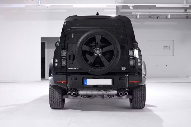 Land Rover Defender V8 Bond Edition được trang bị động cơ V8 5.0L siêu nạp, sản sinh công suất 518 mã lực và 625 Nm mô-men xoắn. Sức mạnh này được truyền tới cả 4 bánh xe thông qua hộp số tự động 8 cấp.