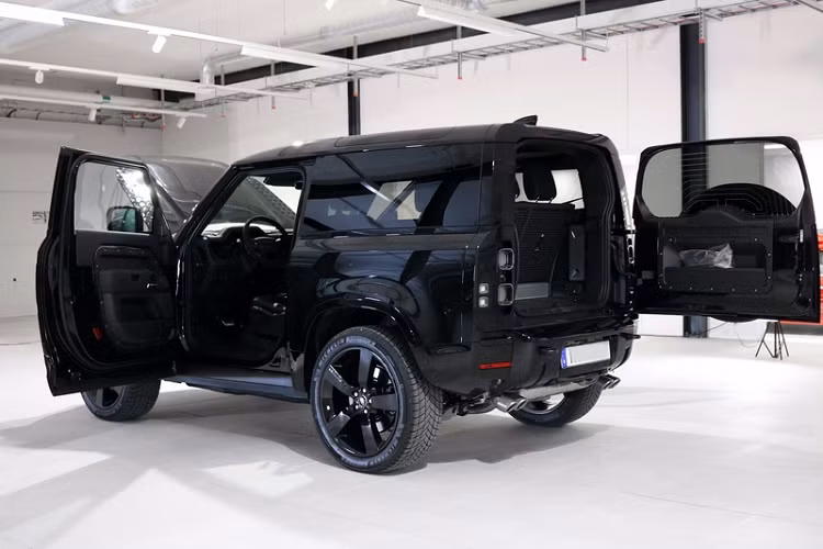 Theo thông tin đơn vị đấu giá Land Rover Defender V8 Bond Edition này mới đi khoảng 210 km, hiện tại xe có giá thầu là 103.507 Euro (khoảng 2,6 tỷ đồng) và phiên đấu giá vẫn chưa kết thúc. Ở thời điểm ra mắt, mẫu xe này có giá từ 105.395 Euro (khoảng 2,65 tỷ đồng).