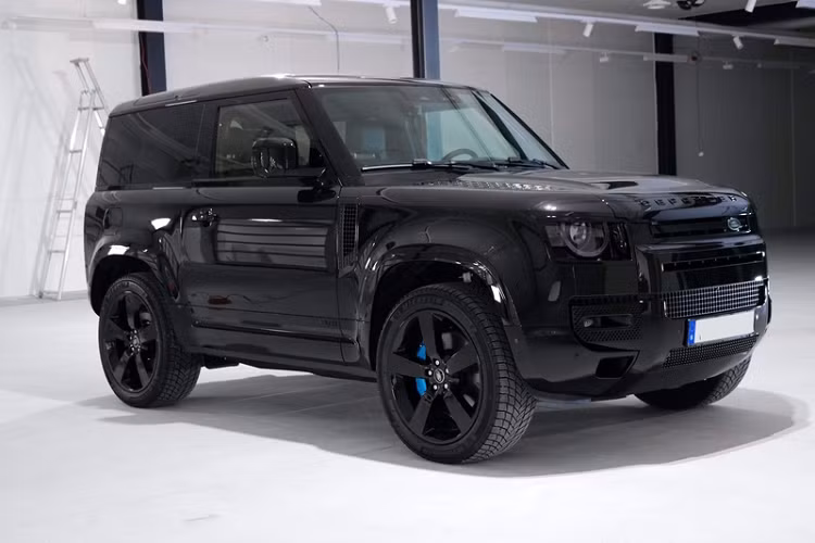 Cả thế giới chỉ có 300 chiếc Defender V8 Bond Edition đặc biệt được xuất xưởng và hiện một trong số đó đang được bán đấu giá.