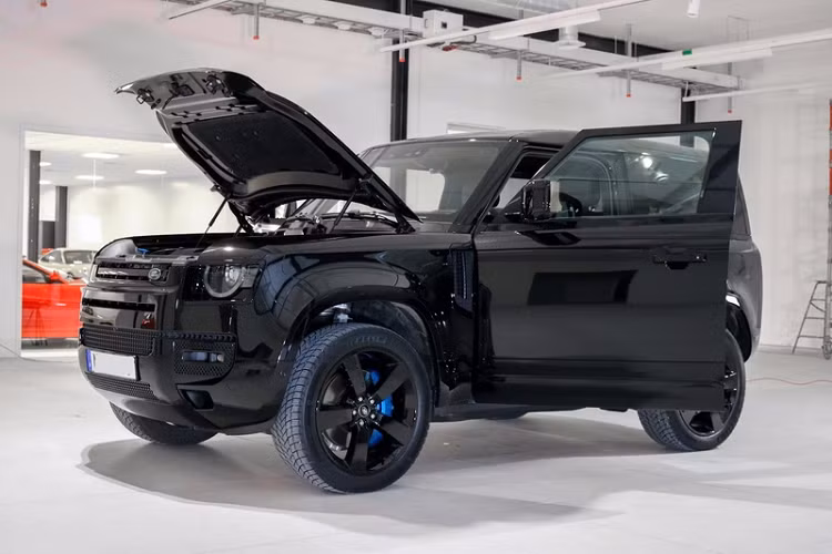 Chưa hết, Defender V8 Bond Edition được trang bị bộ mâm 22 inch, thiết kế 5 chấu hoàn thiện trong màu đen bóng Luna Gloss Black đi kèm với kẹp phanh phía trước sơn màu xanh dương Xenon Blue nổi bật.