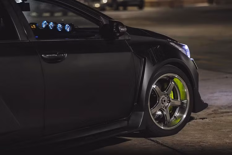 Xưởng độ tại Sài thành gợi ý body kit cực kỳ hầm hố cho xe Toyota Corolla Altis đời 2015 này có thể đáp ứng các yếu tố trên. Đầu tiên là đi vào phần đầu xe ta thấy có nắp capô với các đường gân nổi và khe gió hầm hố, cản va trước, lưới tản nhiệt được tạo hình hoàn toàn mới lạ so với xe nguyên bản, hốc gió giữa mở rộng tối đa, còn 2 hốc gió bên hông cũng được hoàn thiện lại với điểm nhấn thanh chia gió nằm ngang.