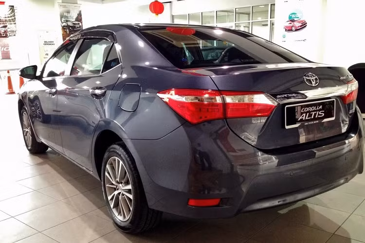 Bộ body kit này còn giúp chiếc xe Toyota Corolla Altis đời 2015 có đuôi xe hoàn toàn mới với khuếch tán gió thể thao, cánh gió đuôi cố định và chủ nhân còn mạnh tay độ lại hệ thống ống xả với 4 khẩu pháo xếp hàng ngang, đặt giữa đuôi xe tạo ra sự cá tính và cuối cùng là đèn hậu được làm ngắn lại có thể là do 1 tấm ốp chạy ngang đuôi xe.