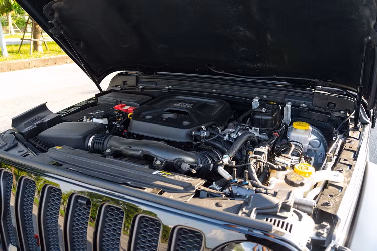 Jeep Wrangler Rubicon được trang bị màn hình cảm ứng 8,4 inch hỗ trợ kết nối Apple CarPlay/Android Auto, điều hòa tự động 2 vùng độc lập, bảng đồng hồ tốc độ có màn hình LCD.