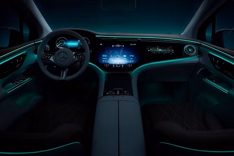 Nội thất Mercedes-Benz EQE SUV với 5 tùy chọn phối màu, trong đó có bộ màu kết hợp giữa nâu Balao với xám Neva đặc biệt. Đáng chú ý, nội thất mẫu SUV điện này sử dụng một loại vật liệu hoàn toàn mới, được mô tả là sự kết hợp giữa gỗ và nhôm.