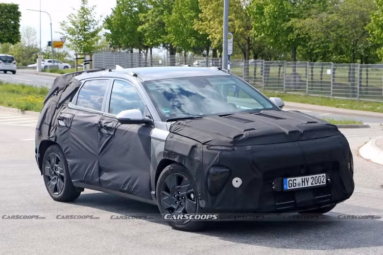 Trong thời gian qua, Hyundai Kona thế hệ mới đã liên tục bị bắt gặp trên đường thử. Trong những hình ảnh chụp mới nhất, nội thất của mẫu SUV hạng B này đã được hé lộ. Qua những hình ảnh này, có thể thấy Hyundai Kona 2024 được trang bị nội thất với thiết kế lấy cảm hứng từ người anh em Ioniq 5. Sự tương đồng giữa 2 mẫu xe này được thể hiện qua vô lăng vát đáy, bảng đồng hồ kỹ thuật số và màn hình thông tin giải trí.
