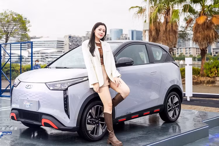 Mới đây, hãng Chery của Trung Quốc đã tung ra mẫu xe điện giá rẻ hoàn toàn mới mang tên Unbounded Pro. Cũng trong sự kiện này, hãng đã giới thiệu cả phiên bản đặc biệt của Chery Unbounded Pro 2023 mới. Phiên bản đặc biệt của Unbounded Pro là sự kết hợp giữa hãng ôtô Chery và thương hiệu thời trang cao cấp Gucci.
