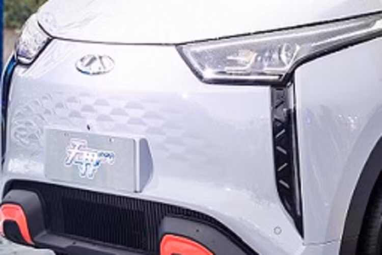 Với kích thước khá nhỏ, bao gồm chiều dài 3.402 mm, chiều rộng 1.680 mm, chiều cao 1.550 mm hoặc 1.590 mm và chiều dài cơ sở 2.160 mm, Chery Unbounded Pro Gucci chỉ có 4 chỗ ngồi. Trong đó, 2 ghế trước được thiết kế theo phong cách thể thao với tựa đầu nối liền vào thân ghế. Đặc biệt, phía sau hàng ghế thứ hai còn có khoang hành lý nhỏ để chở đồ.