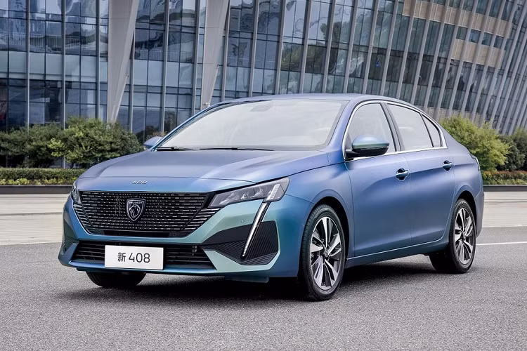 Tối qua, ngày 8/6/2022, hãng Peugeot đã chính thức vén màn thế hệ mới của dòng xe 408 tại thị trường Trung Quốc. Khác với xe ở thị trường quốc tế, Peugeot 408 2022 tại Trung Quốc mang kiểu dáng sedan thay vì SUV lai coupe. Đồng thời, 408 thế hệ mới cũng là mẫu xe đầu tiên tại Trung Quốc được trang bị logo mới của thương hiệu Peugeot.