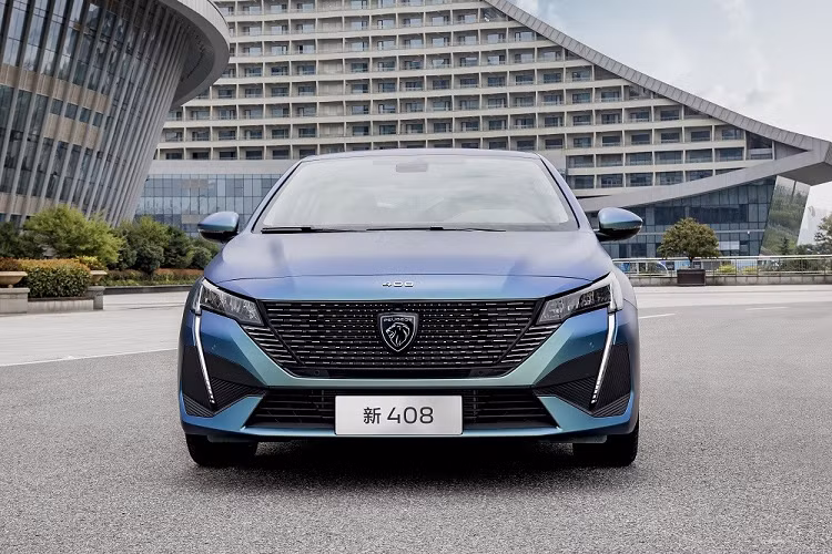 Đúng như những hình ảnh rò rỉ trước đó, mẫu xe sedan Peugeot 408 2022 mang trên mình phong cách thiết kế tương tự người anh em 308 thế hệ mới. Điều này được thể hiện rõ qua thiết kế đầu xe. Tại đây, Peugeot 408 2022 được trang bị lưới tản nhiệt hình thang ngược và không có viền. Bên trong lưới tản nhiệt là thiết kế đa điểm với những chi tiết mạ crôm.