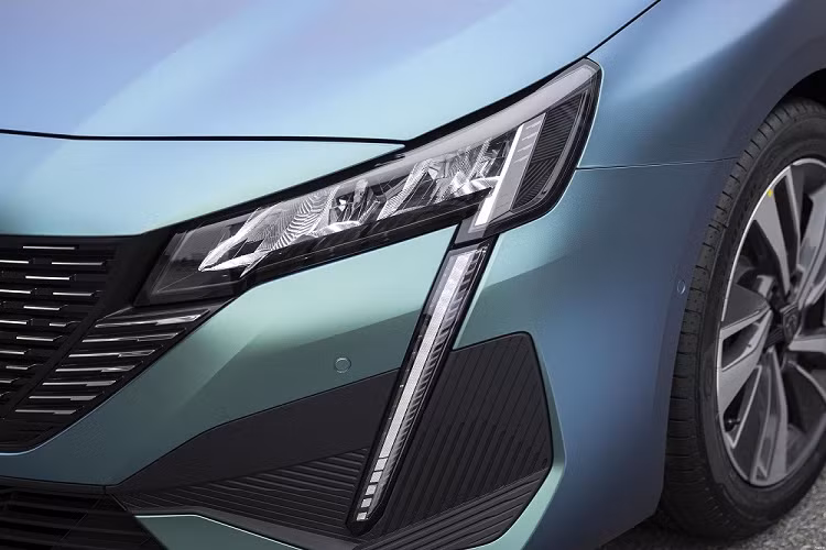 Bên sườn, Peugeot 408 2022 được trang bị đường dập gân bắt đầu từ cửa trước và kết thúc ở đèn hậu. Thêm vào đó là bộ vành hợp kim 17 inch với thiết kế 5 chấu kép, sơn phối 2 màu thể thao.