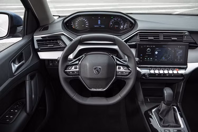 Thiết kế này khiến phần đuôi xe của Peugeot 408 2022 trông như rộng hơn. Ngoài ra, mẫu sedan cỡ C này còn có cửa cốp tích hợp cánh gió nhỏ vuốt lên trên.