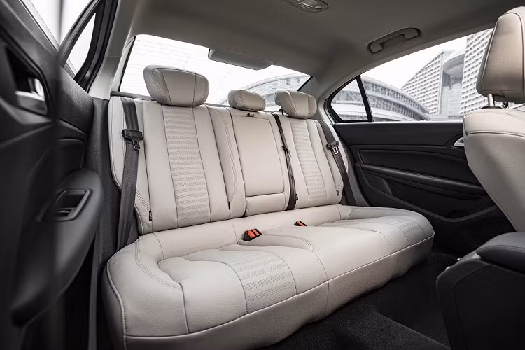 "Trái tim" của Peugeot 408 2022 tại thị trường Trung Quốc là khối động cơ xăng 4 xi-lanh, tăng áp, dung tích 1.6L, kết hợp cùng hộp số sàn 6 cấp.