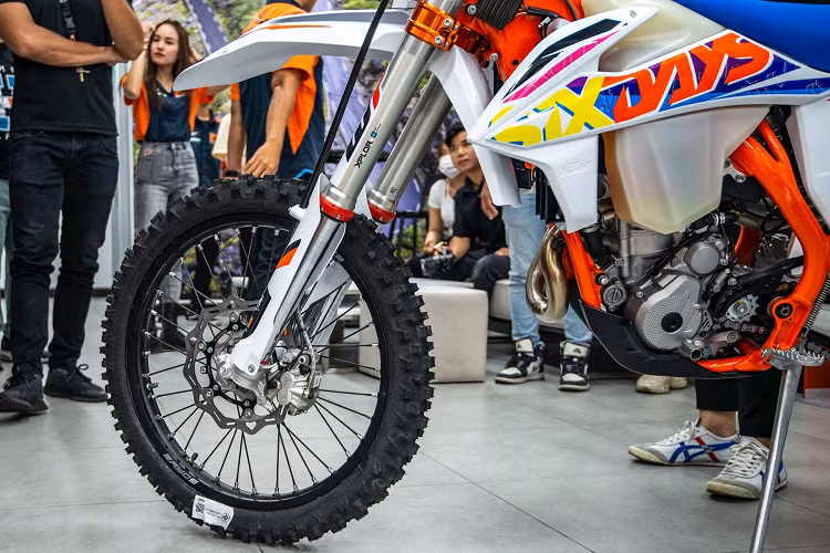 KTM 350 EXC-F Six Days tại Việt Nam được lấy cảm hứng từ giải đua Enduro nổi tiếng World Enduro Championship (WEC) và giải International Six Days Enduro - là cuộc đua xe địa hình lâu đời nhất trong hệ thống giải của Liên đoàn đua môtô Thế giới FIM. Với cấu hình 350 EXC-F chiếc xe sẵn sàng tham gia Six Days chỉ với một số thay đổi nhỏ.