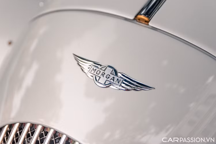 Mức giá xe Morgan Plus Four độc abnr trong bài viết này lên tới 7,2 tỷ đồng. Xe sở hữu lớp sơn màu xám bóng kết hợp với phần mui màu đỏ. Đây là chiếc Morgan duy nhất có phong cách phối màu này.