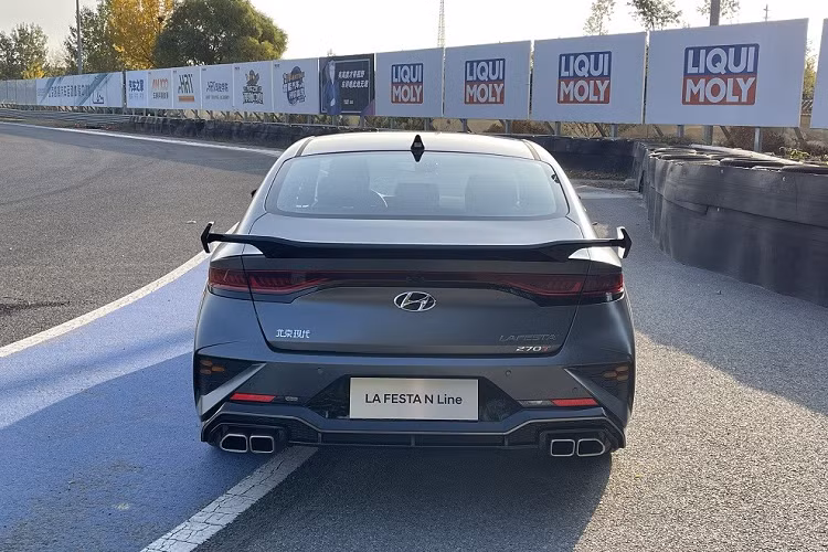 Ở hai góc cản sau có thêm cặp đèn hình tam giác. Trong khi đó, đèn hậu của Hyundai Lafesta N Line 2023 được thiết kế nằm vắt ngang đuôi xe như bản thường.