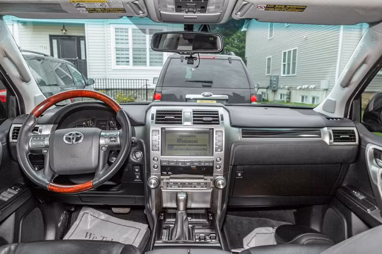 Nằm bên dưới nắp ca-pô của chiếc Toyota Land Cruiser Prado "giả cầy" này vẫn là động cơ xăng V8 nguyên bản của Lexus GX460. Tuy nhiên, động cơ này lại được thay sang logo của hãng Toyota.