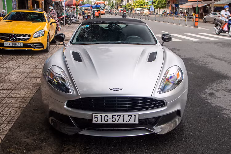 Thời điểm mới ra mắt vào năm 2012, Vanquish là siêu xe nhì bảng của Aston Martin, chỉ sau One 77. Siêu xe Aston Martin Vanquish Volante ra đời nhằm hồi sinh huyền thoại Vanquish trong series phim Điệp Viên 007, đồng thời thay thế “đàn anh” DBS. 