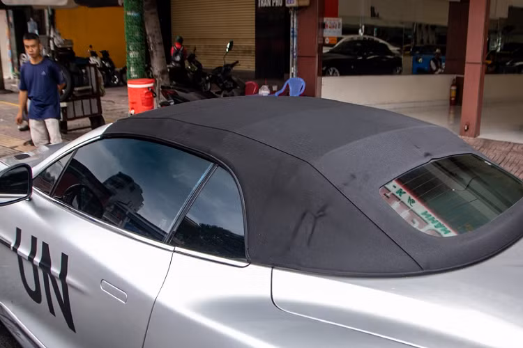 Phần mui vải trên Vanquish Volante chỉ mất 14 giây để đóng hoặc mở ở tốc độ dưới 50 km/h. So với biến thể mui cứng có phần mui làm bằng sợi carbon, biến thể mui trần được thay bằng mui mềm với vật liệu gồm da, mái vải ba lớp và khung bằng sợi carbon. 