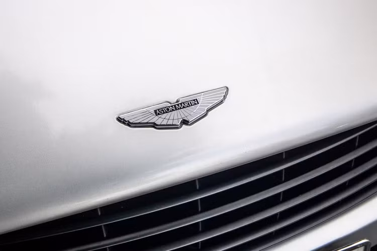 Hốc bánh xe cơ bắp vẫn là nét thiết kế mang tính di sản của những mẫu xe từ Aston Martin. Chiều dài cơ sở cũng ngắn hơn trước nhằm đảm bảo cân bằng trước/sau. Toàn thân xe được làm bằng sợi carbon để giảm trọng lượng và tăng độ linh hoạt. 