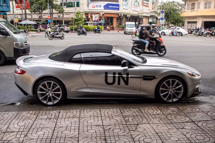 Một năm sau, Aston Martin giới thiệu biến thể mui trần của Vanquish. Vanquish Volante được thiết kế bởi Ian Callum, nhà thiết kế nổi tiếng của hãng Aston Martin. Mọi đường nét trên xe tương đồng với biến thể mui cứng, chỉ trừ phần mui. 