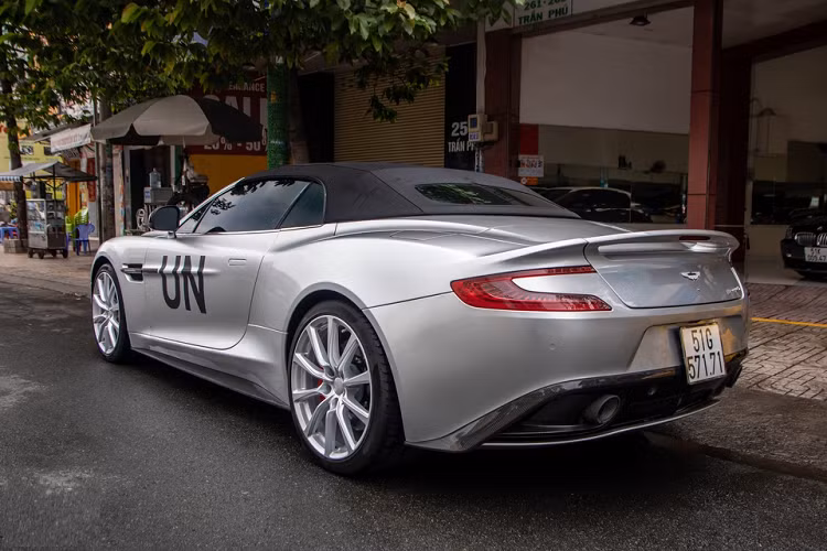 Tương tự biến thể mui cứng, Aston Martin Vanquish Volante vẫn sử dụng động cơ V12, dung tích 5.9L hút khí tự nhiên, sản sinh công suất cực đại 568 mã lực và 630 Nm mô-men xoắn. 