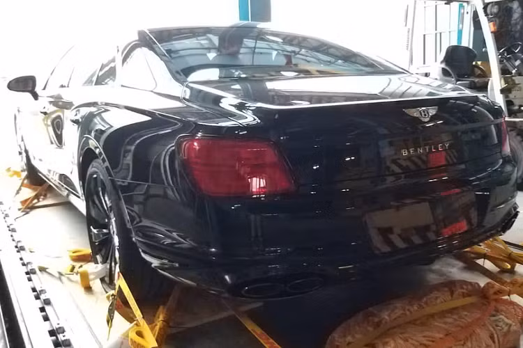 Dòng xe siêu sang Bentley Flying Spur V8 được trang bị động cơ xăng V8, tăng áp kép, dung tích 4.0 lít, sản sinh ra công suất tối đa 542 mã lực và mô-men xoắn cực đại 770 Nm. 