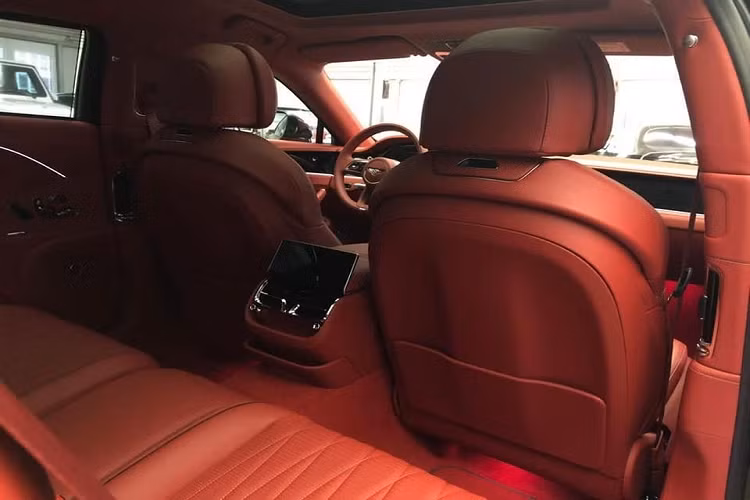 Chưa dừng lại đó, mở cửa bước vào bên trong khoang lái xe siêu sang Bentley Flying Spur V8 này sẽ thấy nội thất được bọc da màu đỏ rất "sexy" cùng các chi tiết ốp gỗ đắt tiền, xe thuộc phiên bản 5 chỗ ngồi cùng nhiều chi tiết cũng như công nghệ được nâng cấp mới.
