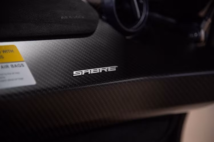 Bước bên trong cabin, McLaren Sabre được thiết kế tối giản và sử dụng nhiều chi tiết làm bằng sợi carbon.