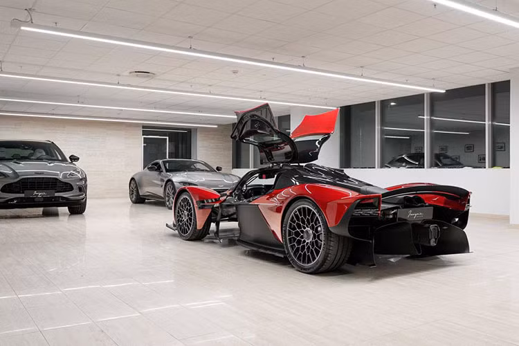 Những chi tiết khác ở ngoại thất của siêu phẩm Aston Martin Valkyrie này gồm; bộ khuếch tán sau, mui xe và ốp bảo vệ động cơ... Siêu xe nước Anh “cưỡi” trên bộ mâm thiết kế đẹp mắt hai tông màu bạc và đen.