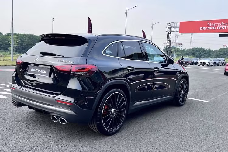 Ngoài ra, xe còn được trang bị giải màn hình tích hợp cụm đồng hồ kỹ thuật số 10.25 inch và màn hình cảm ứng giải trí trung tâm 10.25 inch hỗ trợ Apple CarPlay/Android Auto, định vị GPS và ra lệnh bằng giọng nói...