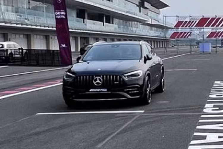 Mẫu xe SUV Mercedes-AMG GLA 45 S 4Matic+ 2023 mới này cũng là phiên bản hiệu năng cao nhất trong bộ 3 phiên bản AMG cho dòng GLA, bao gồm cả GLA 35 4MATIC và GLA 45 4MATIC+.