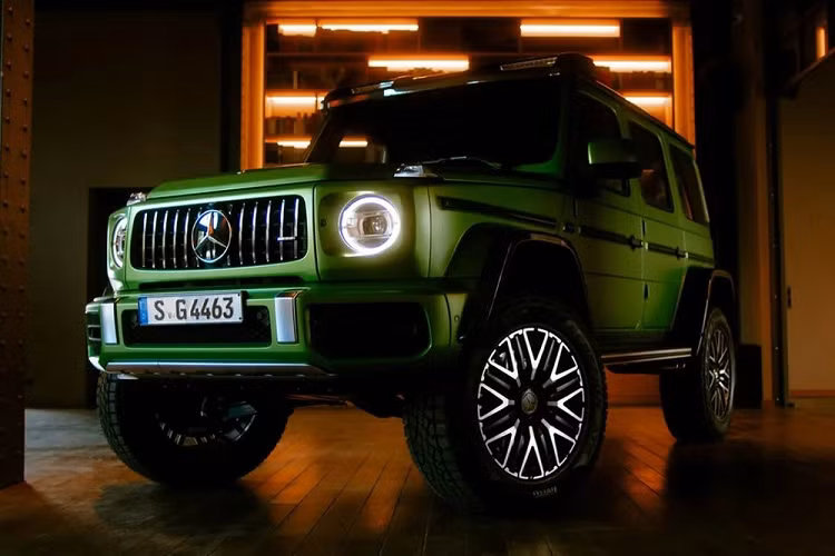 Thậm chí, nếu khách hàng muốn ốp gỗ cho sàn khoang hành lý của Mercedes-AMG G63 4x4² thì thương hiệu ngôi sao 3 cánh cũng sẵn sàng chiều lòng. Hiện hãng Mercedes-Benz vẫn chưa công bố đầy đủ thông tin về mẫu SUV hạng sang này. Ngay cả giá xe Mercedes-AMG G63 4x4² cũng chưa được hé lộ. Chỉ biết rằng, mẫu xe này sẽ được sản xuất với số lượng giới hạn.