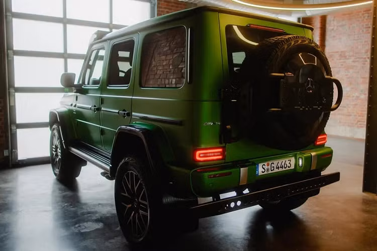 Bước vào bên trong Mercedes-AMG G63 4x4², người lái sẽ được chào đón bằng không gian nội thất sang trọng hơn nhờ hệ thống đèn viền bổ sung, chất liệu da Nappa và gương chiếu hậu kỹ thuật số. Ngoài ra, người mua có thể chọn màu chỉ khâu và các chất liệu cao cấp khác cho chiếc xe của mình.