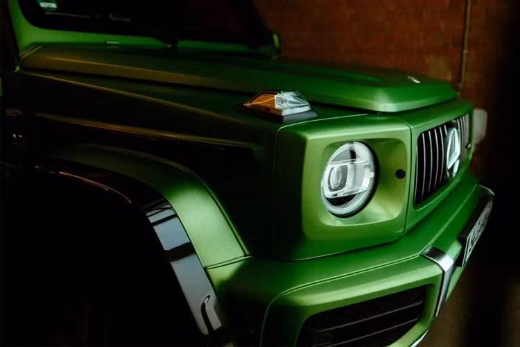 Tương tự Mercedes-Benz G500 4×4², Mercedes-AMG G63 4x4² cũng có một số thay đổi về thiết kế và trang bị so với bản thường. Theo đó, xe được bổ sung ốp cua lốp mở rộng và được làm bằng sợi carbon bền, nhẹ. 