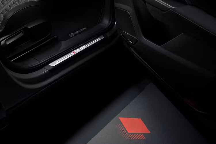 Bước vào bên trong khoang lái, xe sở hữu 2 ghế trước kiểu thể thao và được bọc carbon mờ phía sau lưng ghế . Toàn bộ bề mặt ghế và bảng táp lô đều được bọc da Dinamica màu đen, kết hợp các đường chỉ khâu màu đồng tương phản.