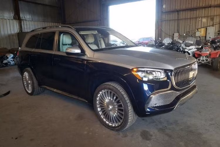 Tại Việt Nam, giá xe Mercedes-Maybach GLS 600 hiện đang được phân phối chính hãng với mức khởi điểm từ 11,5 tỷ đồng. Trong đó, với tùy chọn sơn hai tông màu như chiếc GLS 600 đang được rao bán trên Copart, khách hàng Việt sẽ phải chi thêm 840 triệu đồng.