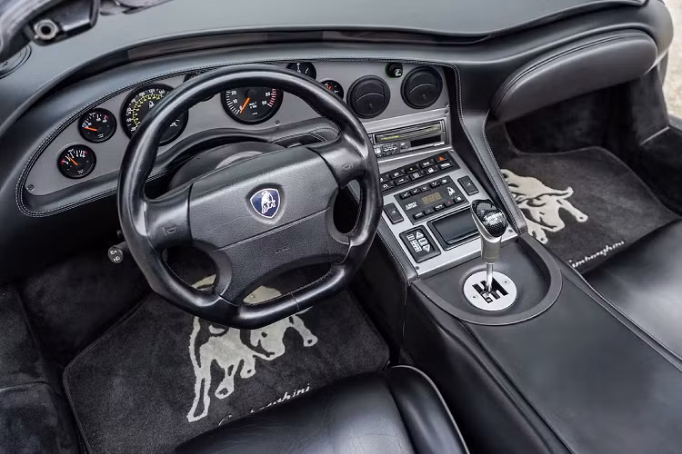Diablo là mẫu xe gây ấn tượng khi nó xuất hiện lần đầu tiên vào năm 1990 và là sự thay thế thực sự phù hợp cho Countach rất thành công. Vì quá trình sản xuất Diablo chỉ kéo dài đến năm 2001, mẫu xe được bán đấu giá cụ thể lần này được sản xuất ngay gần cuối vòng đời của Diablo và chỉ mới đi 18.716 dặm (hơn 30.000 km) trên đồng hồ ODO của xe.