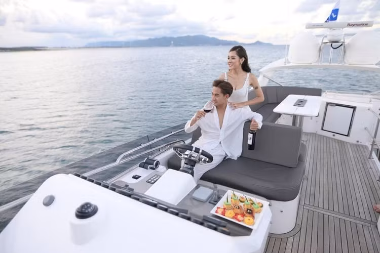 Theo FLC Biscom, mẫu du thuyền này được cấu tạo bằng chất liệu hợp kim đặc trưng, với những vòm cửa sổ thoáng rộng và lớp cửa kính trong vắt để khoang thuyền luôn tràn ngập ánh sáng thiên nhiên. FLC Albatross được trang bị động cơ công suất 1200 mã lực, kết hợp hệ thống thủy lực và thiết bị định vị hiện đại, giúp du thuyền vận hành hiệu quả ngay ở những vùng sóng mạnh.