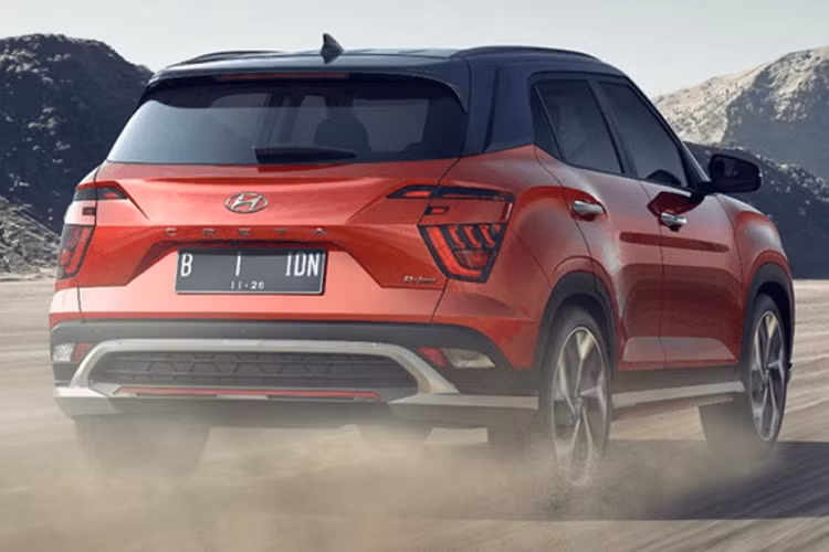 Được định vị ở phân khúc crossover cỡ B, Hyundai Creta 2022 sở hữu chiều dài 4.315 mm, chiều rộng 1.790 mm, chiều cao 1.630 mm và chiều dài cơ sở 2.610 mm. Với kích thước này, xe sẽ là đối thủ cạnh tranh của Toyota Corolla Cross ở thị trường Thái Lan. Bên ngoài, Hyundai Creta 2022 dành cho Đông Nam Á có thiết kế khác với xe hiện đang bán ở Ấn Độ. Nguyên nhân là do Hyundai Creta 2022 được áp dụng phong cách thiết kế giống đàn anh Tucson.