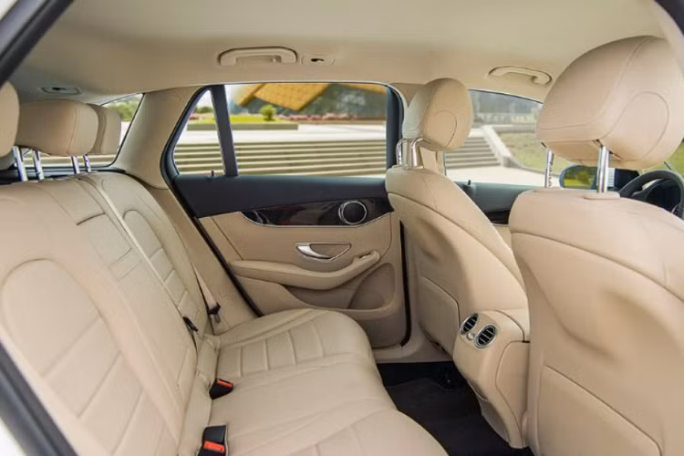 Trước Lê Bảo Bình, có rất nhiều diễn viên, ca sĩ hay thậm chí các cầu thủ bóng đá trong nước chọn dòng xe SUV hạng sang Mercedes-Benz GLC 200 làm bạn đồng hành như Lan Phương, Lily Chen, Hoàng Yến Chibi, Bằng Kiều, diễn viên Bảo Thanh, Lâm Vỹ Dạ hay cầu thủ Hồ Tấn Tài.