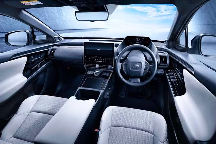 Phiên bản FWD có một động cơ điện cho công suất 201 mã lực (150 kW) trong khi bản AWD sử dụng 2 mô-tơ điện công suất 107 mã lực (80 kW), kết hợp lại cho công suất cực đại 215 mã lực (160 kW).